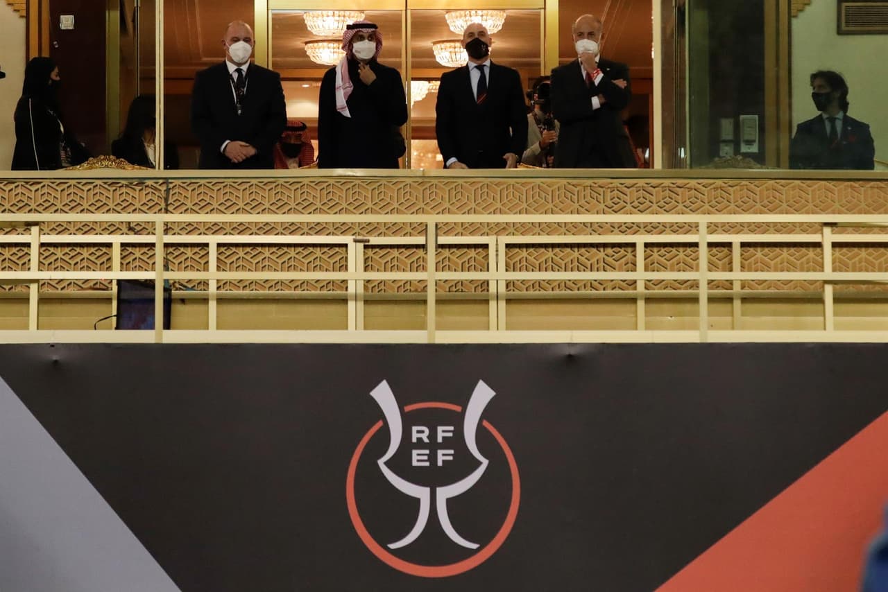 Athletic deja fuera al Atlético de Madrid en la semifinal de la Supercopa de España, con marcador de 2-1 y se enfrentará al Real Madrid por el título. Yeray Alvarez (77') y Nico Williams (81') le dieron el triunfo a los leones. Unaí Simón le dio el único gol a los colchoneros y fue en contra.