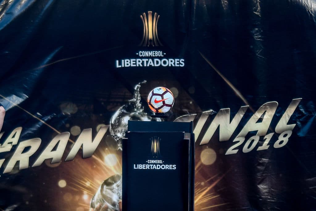 Con el 2-2 del partido de ida y todos los incidentes del fin de semana, la final de la Copa Libertadores 2018 es una de las más accidentadas de la historia reciente en el fútbol mundial.