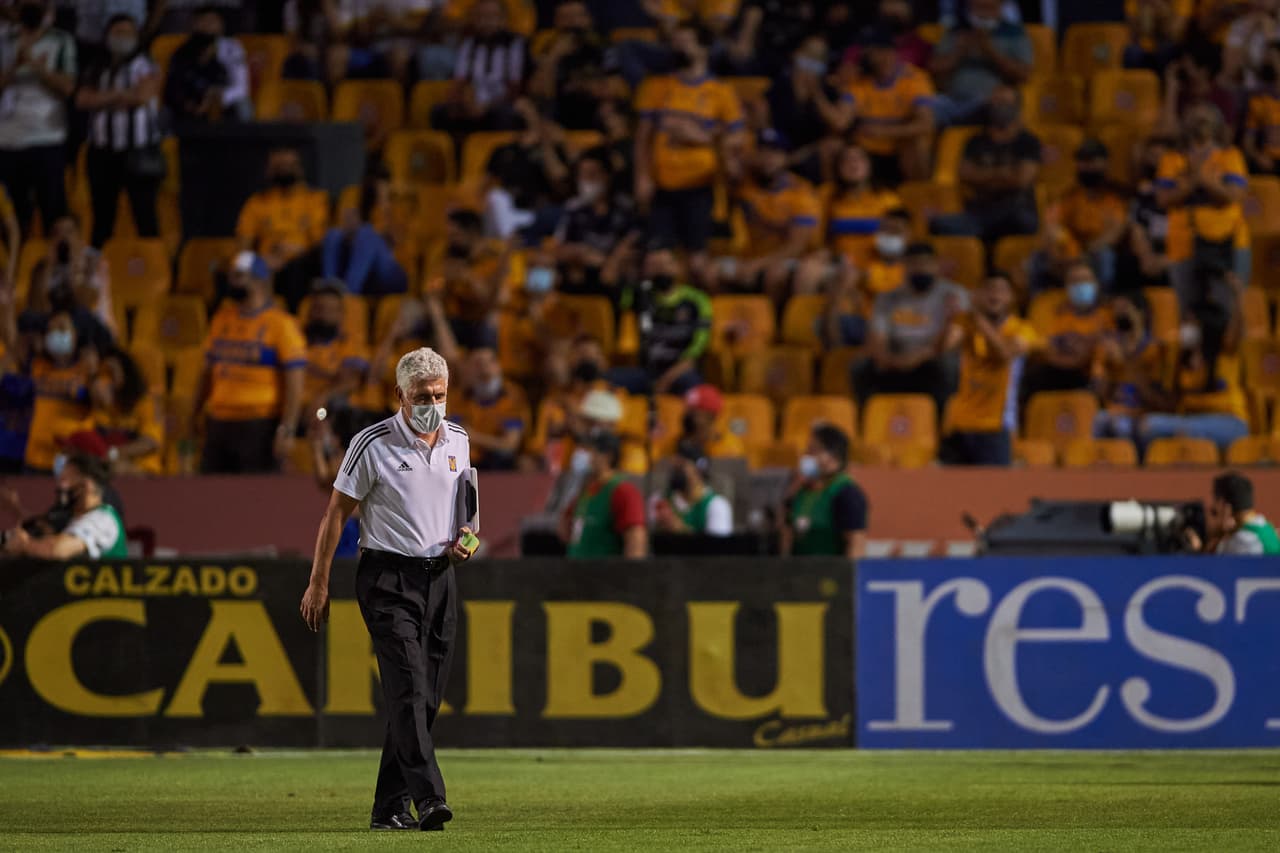 La gente en el Universitario recibió a Tuca Ferretti entre a aplausos, en lo que seguramente fue su último Clásico Regio.