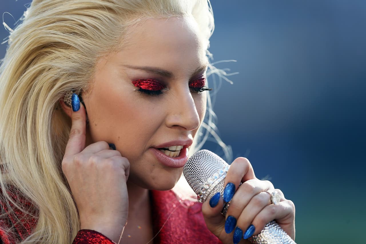 La hermosa voz de Lady Gaga entonó el Himno de los EEUU en la apertura del Super Bowl 50. Aquí las mejores tomas.