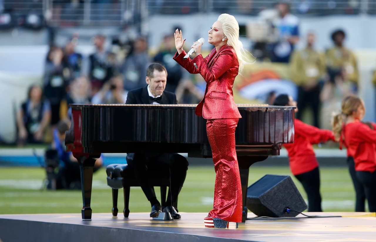 La hermosa voz de Lady Gaga entonó el Himno de los EEUU en la apertura del Super Bowl 50. Aquí las mejores tomas.