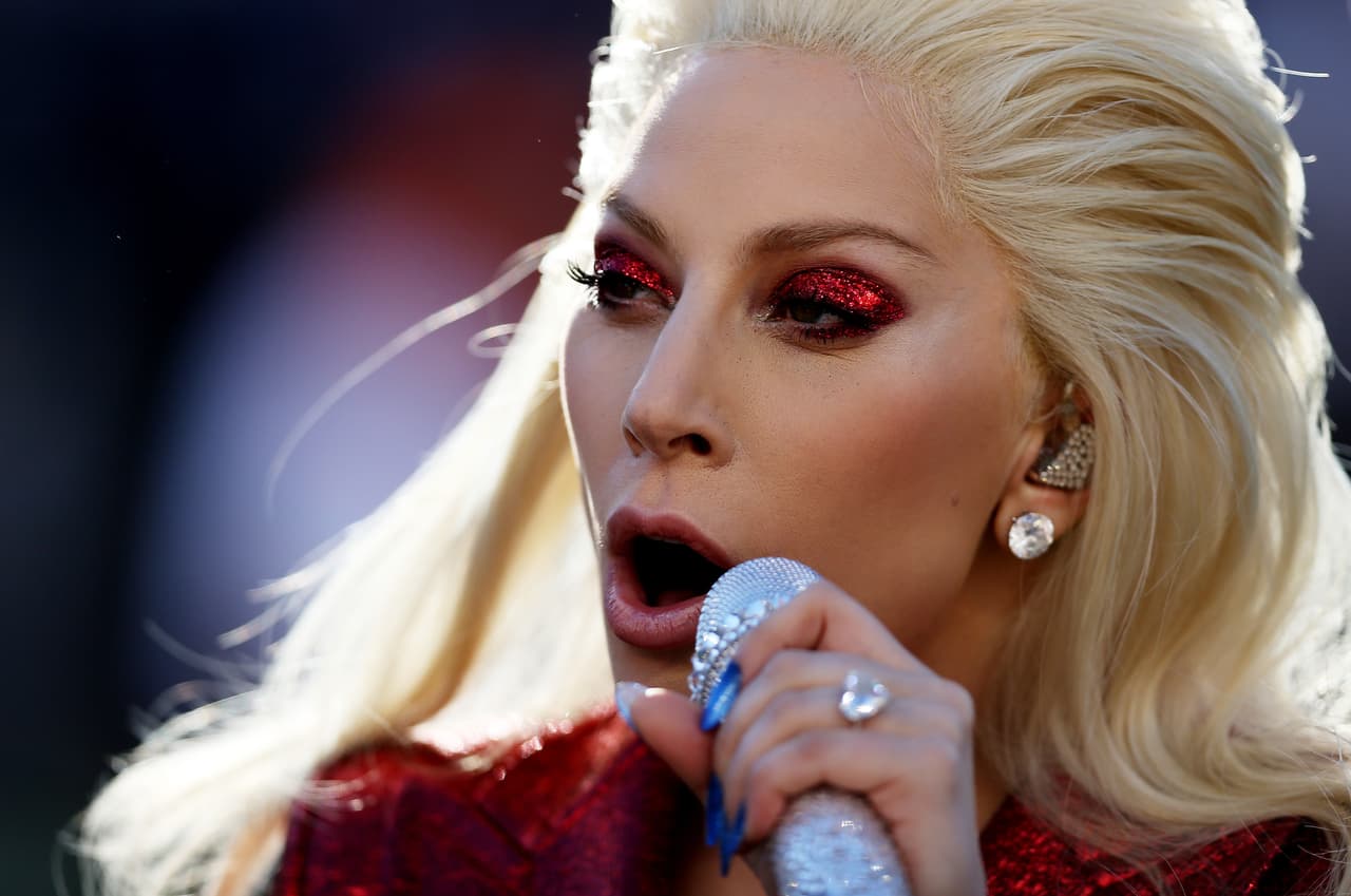 La hermosa voz de Lady Gaga entonó el Himno de los EEUU en la apertura del Super Bowl 50. Aquí las mejores tomas.