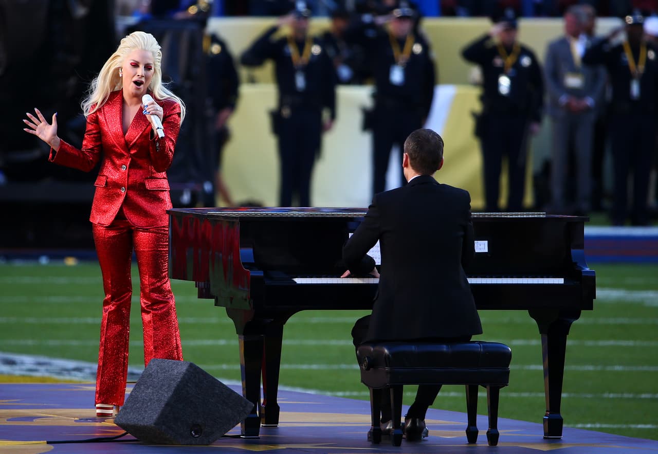La hermosa voz de Lady Gaga entonó el Himno de los EEUU en la apertura del Super Bowl 50. Aquí las mejores tomas.