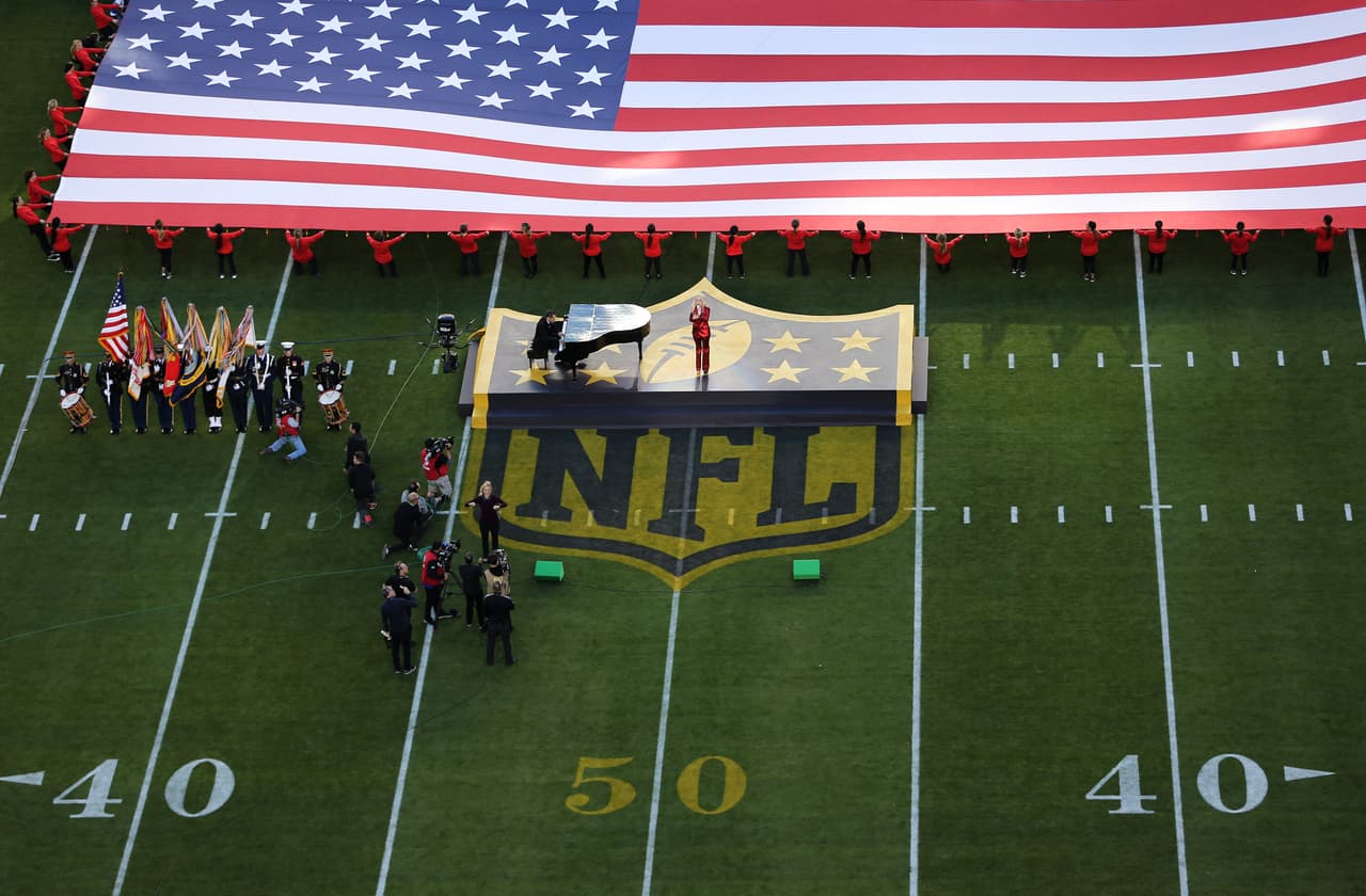 La hermosa voz de Lady Gaga entonó el Himno de los EEUU en la apertura del Super Bowl 50. Aquí las mejores tomas.