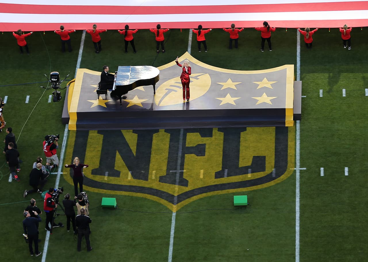 La hermosa voz de Lady Gaga entonó el Himno de los EEUU en la apertura del Super Bowl 50. Aquí las mejores tomas.
