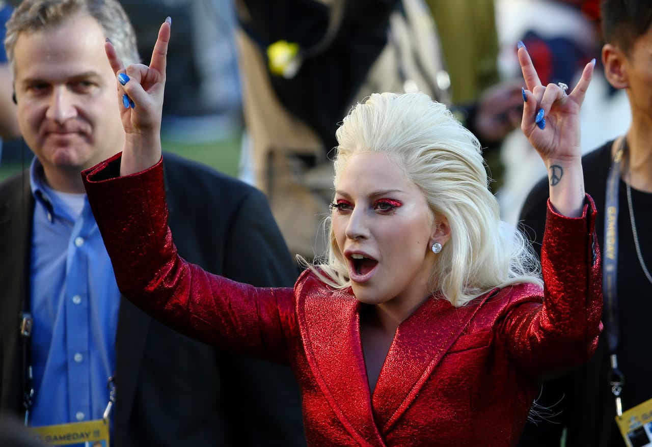 La hermosa voz de Lady Gaga entonó el Himno de los EEUU en la apertura del Super Bowl 50. Aquí las mejores tomas.