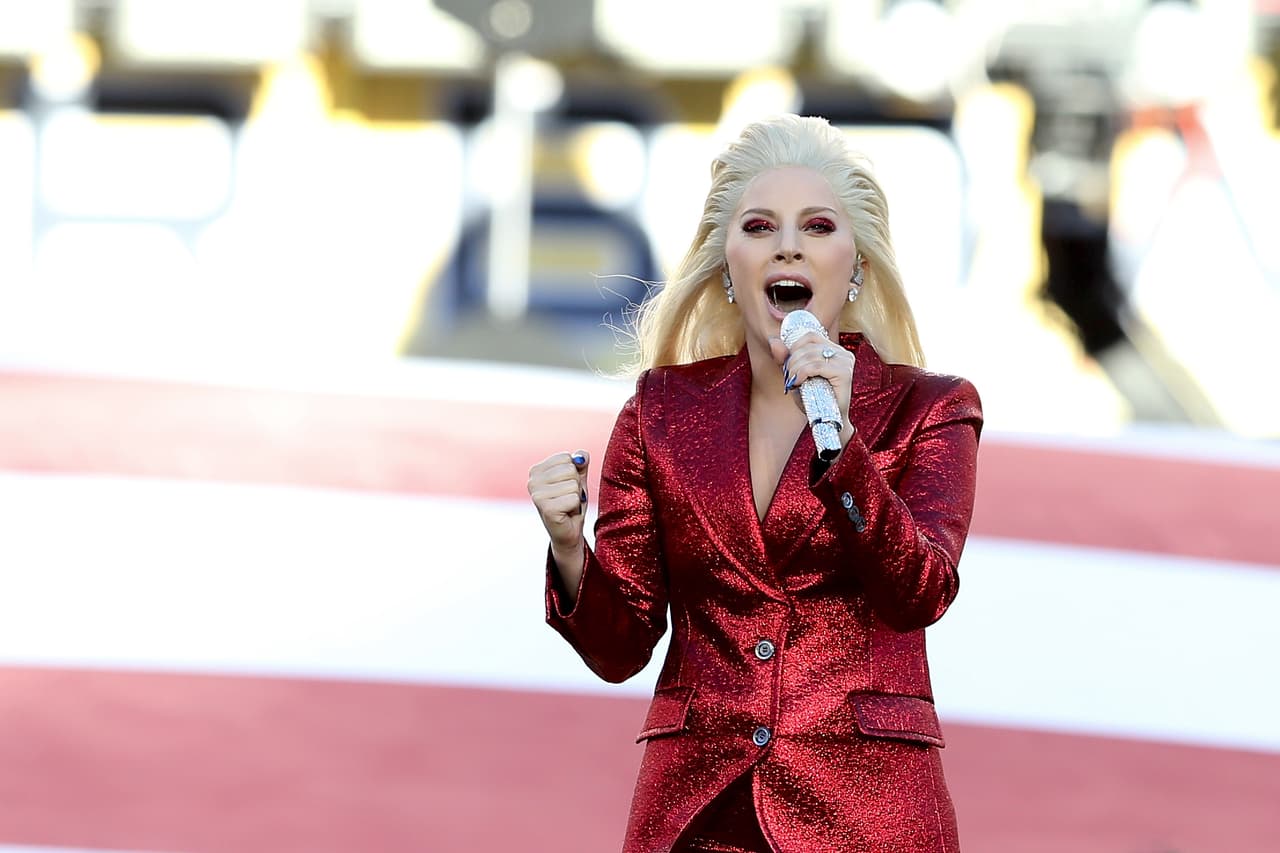 La hermosa voz de Lady Gaga entonó el Himno de los EEUU en la apertura del Super Bowl 50. Aquí las mejores tomas.