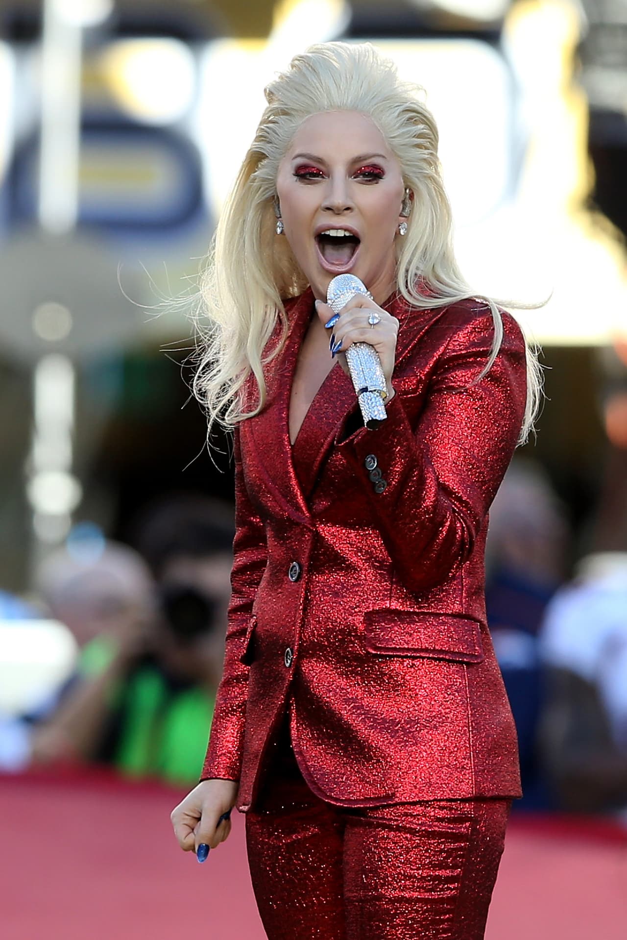 La hermosa voz de Lady Gaga entonó el Himno de los EEUU en la apertura del Super Bowl 50. Aquí las mejores tomas.