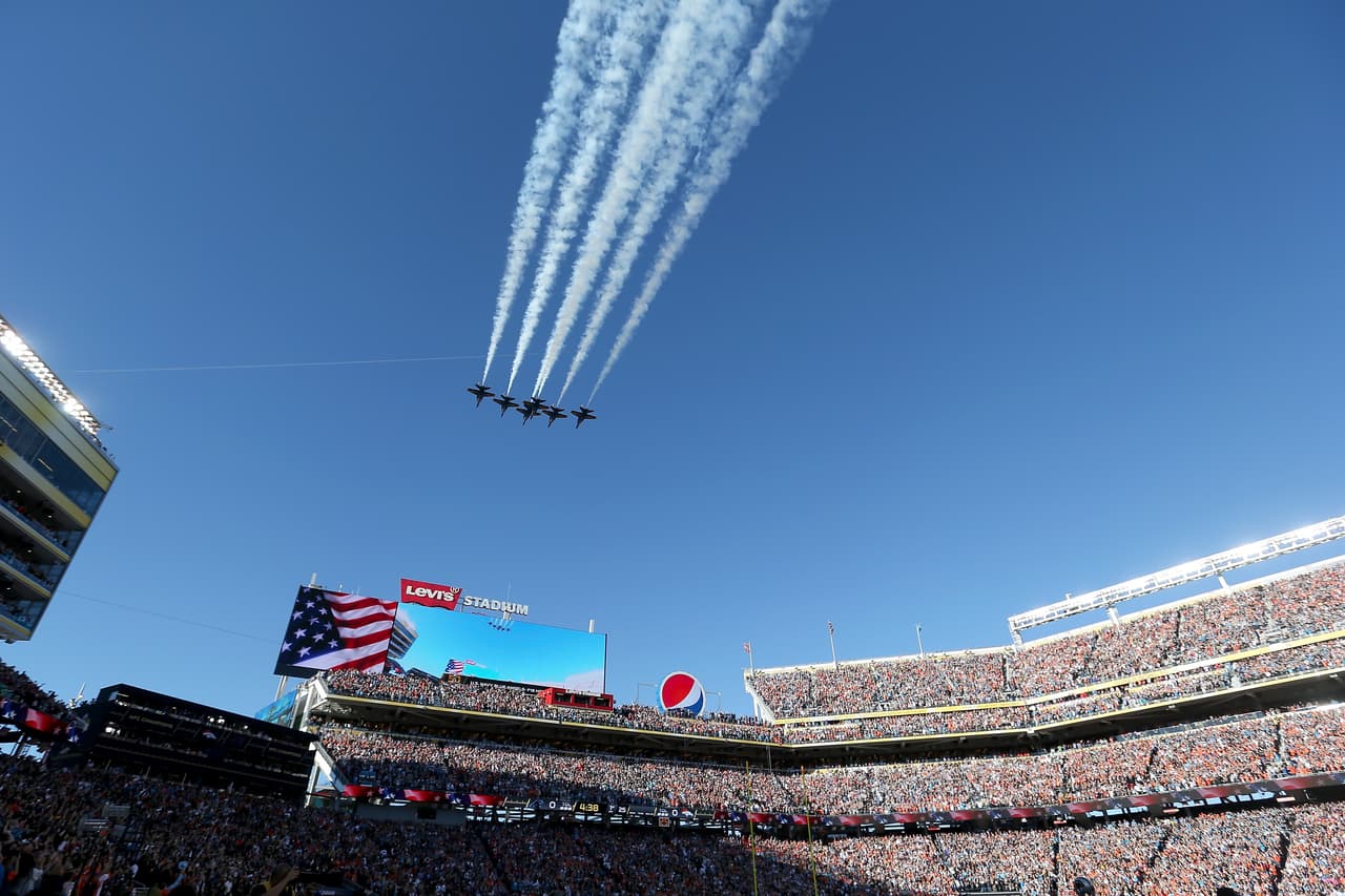 La hermosa voz de Lady Gaga entonó el Himno de los EEUU en la apertura del Super Bowl 50. Aquí las mejores tomas.