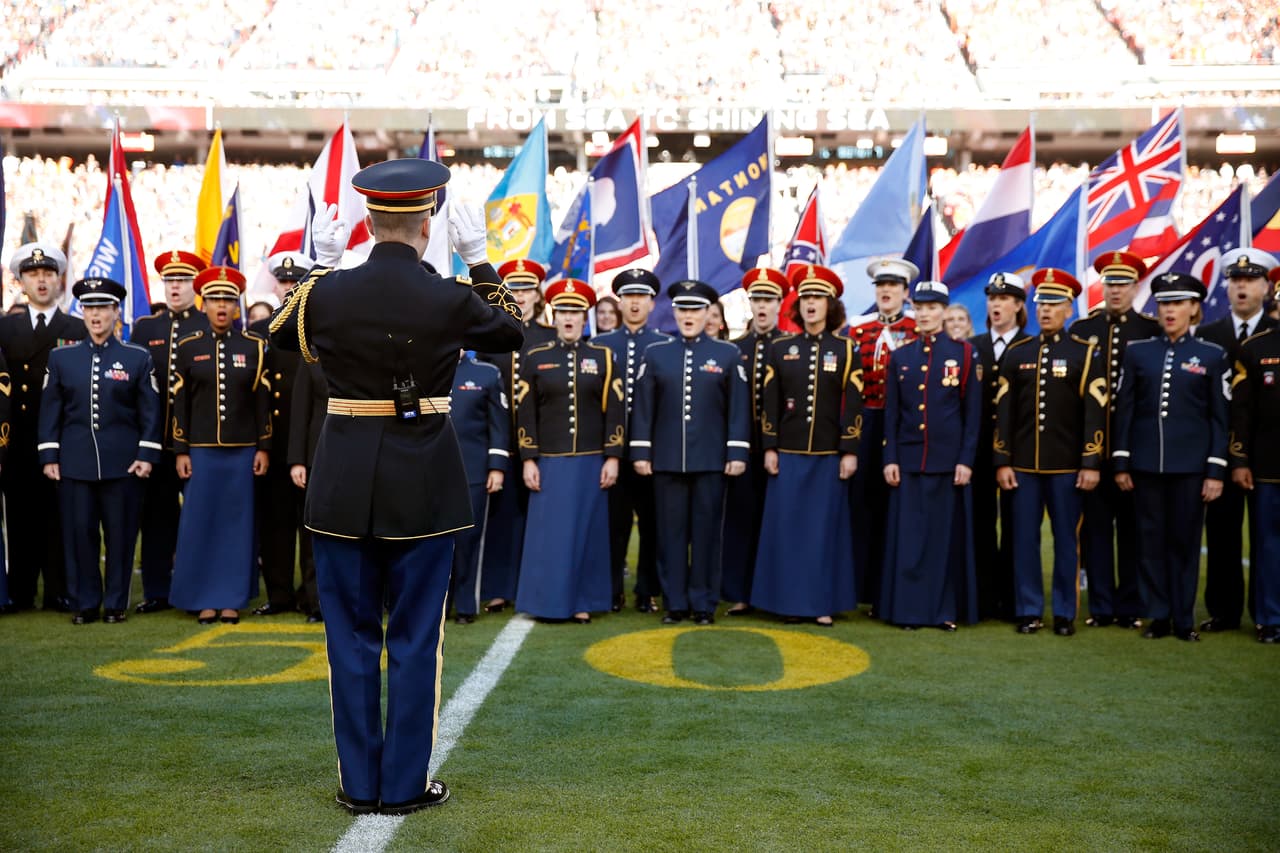 La hermosa voz de Lady Gaga entonó el Himno de los EEUU en la apertura del Super Bowl 50. Aquí las mejores tomas.