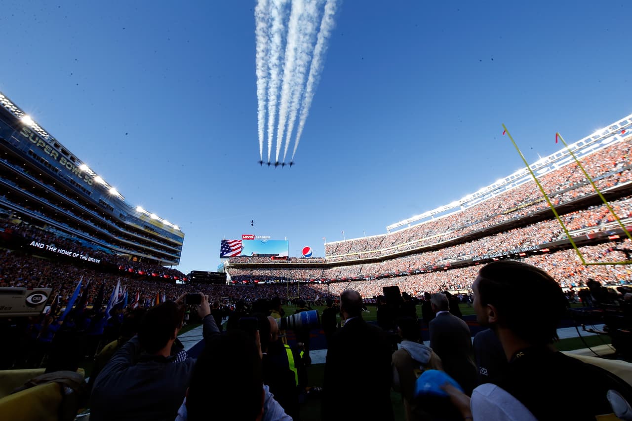 La hermosa voz de Lady Gaga entonó el Himno de los EEUU en la apertura del Super Bowl 50. Aquí las mejores tomas.