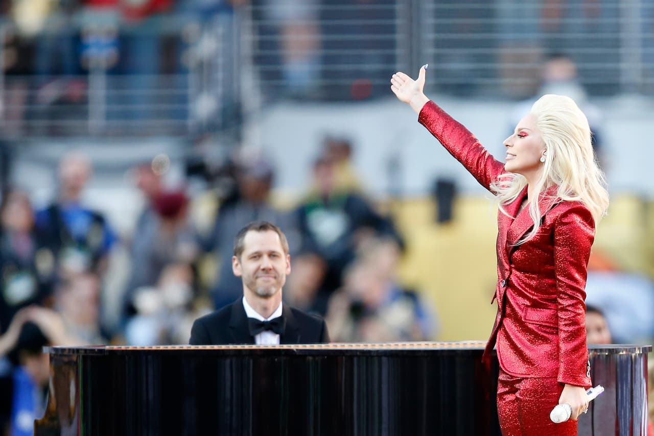 La hermosa voz de Lady Gaga entonó el Himno de los EEUU en la apertura del Super Bowl 50. Aquí las mejores tomas.