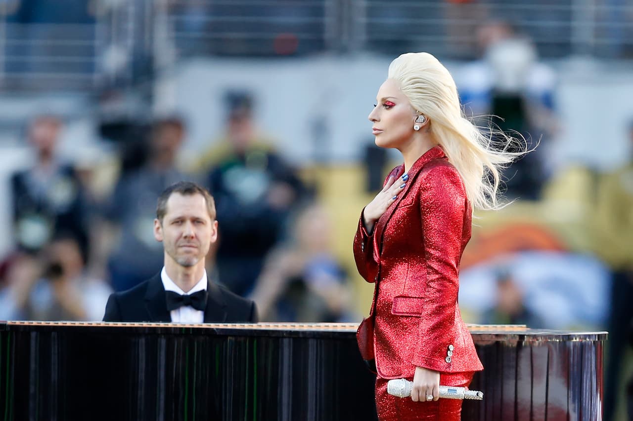 La hermosa voz de Lady Gaga entonó el Himno de los EEUU en la apertura del Super Bowl 50. Aquí las mejores tomas.