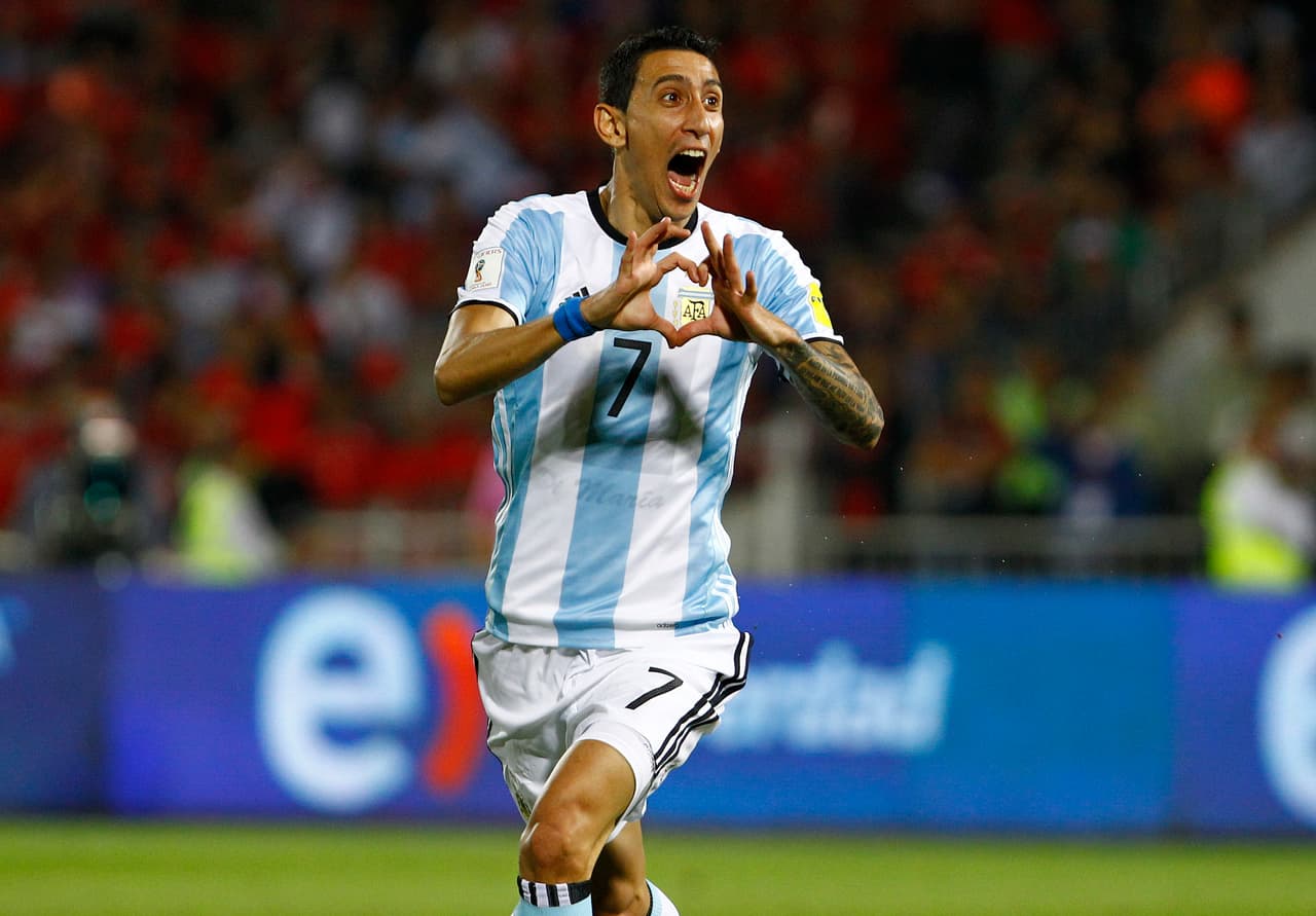 Ángel Di María. Posición: Mediocampista/Atacante. Edad: 28 años. Club: Paris Saint-Germain (Ligue 1). Veces seleccionado: 71. Descripción: El 'Fideo' es otro de los escuderos de Messi, pero también otro futbolista que puede responder por sí mismo en momentos clave. Luego de su paso por Rosario Central y Benfica, explotó en Real Madrid y vivió un tropiezo con el United, para resurgir en el PSG.
