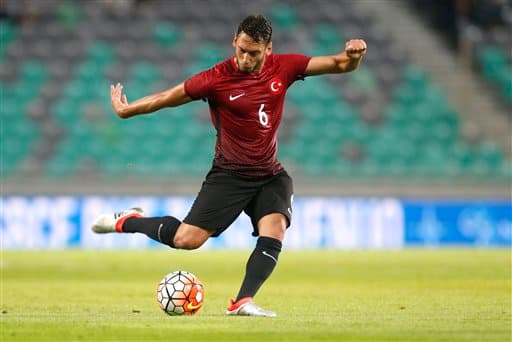 Hakan Calhanoglu ayudará a Arda Turán en el medio campo turco. Es un centrocampista con mucha presencia y que también juega como media punta. Puede ser el cerebro para su equipo en esta Eurocopa.