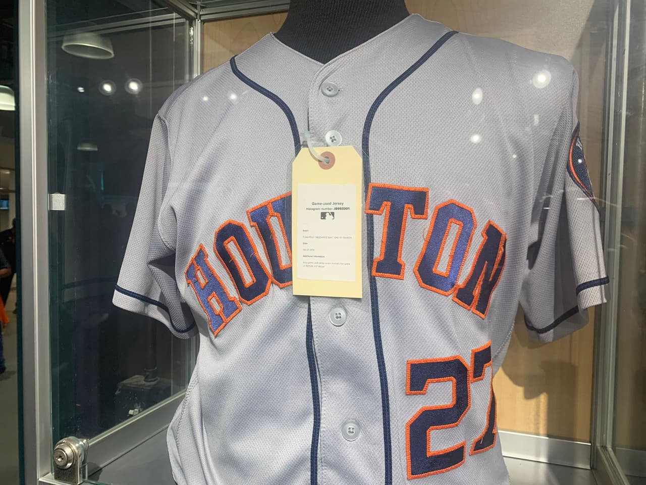 En una tienda dentro del estadio de la novena de Houston venden objetos históricos de los como almohadillas, pelotas, guantes, bates e incluso los botes donde metieron las botellas de champaña en el campeonato de 2017.
<br>
