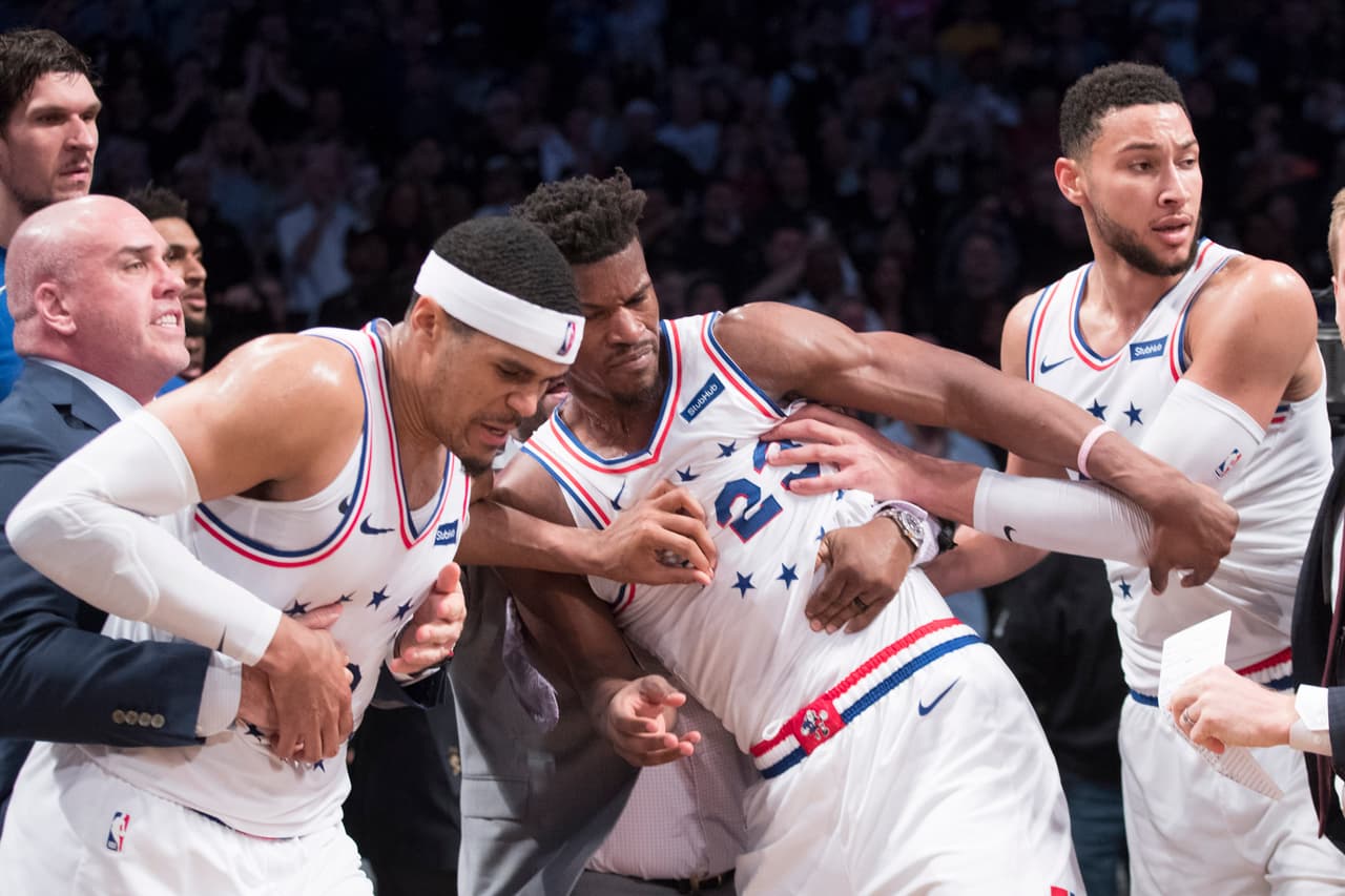 Jimmy Butler (centro) es detenido por sus compañeros de los 76ers durante el conato de bronca.