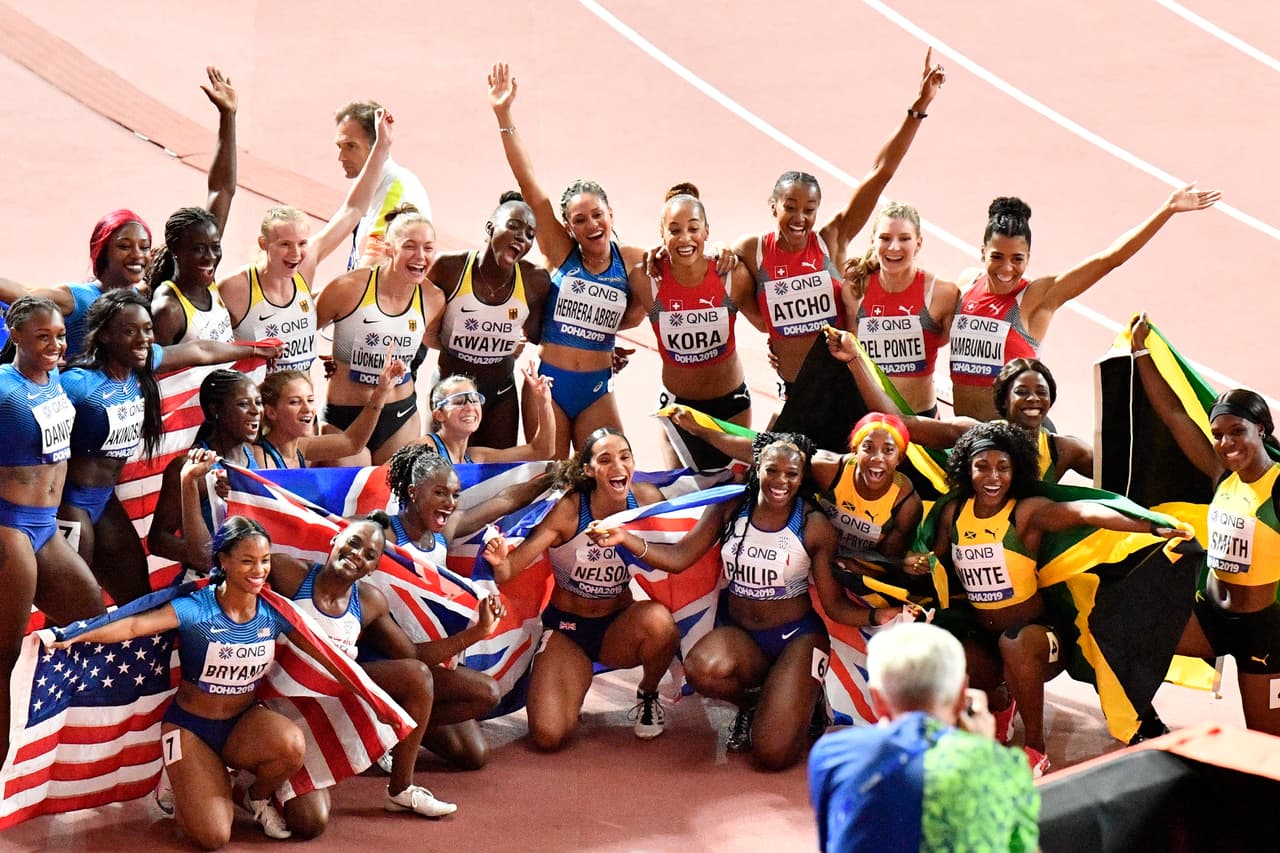 Los atletas comparten la emoción de sus logros en el mundial de atletismo en Doha.