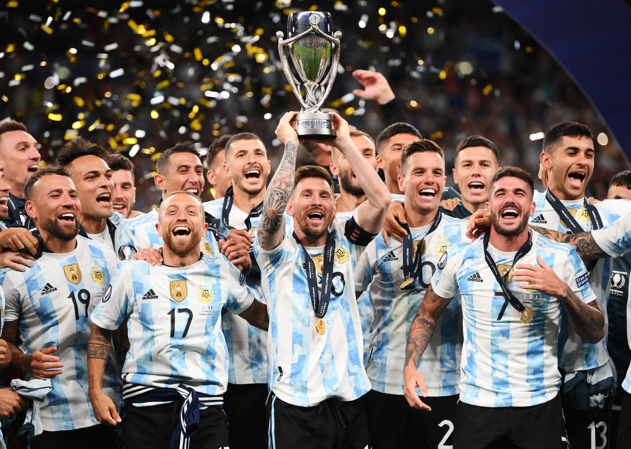 Así celebraron Argentina y Lionel Messi tras golear 0-3 a Italia para levantar la Finalissima en Wembley.