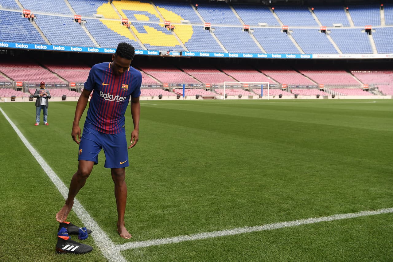 El primer contacto del colombiano Yerry Mina como jugador de Barcelona con el césped del Camp Nou fue poco ortodoxo: pisó el terreno de juego descalzo, santiguándose y señalando el cielo.