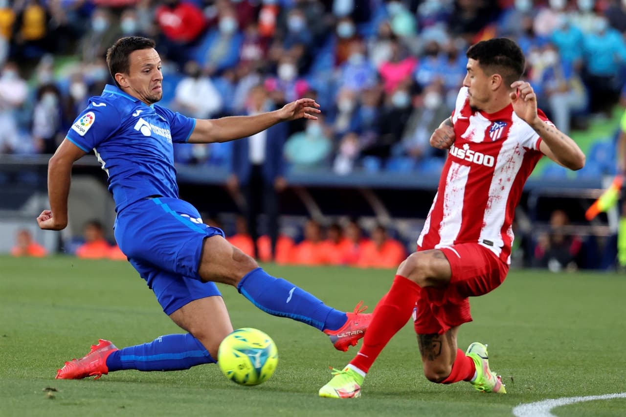 Atlético de Madrid se impone, con doblete de Luis Suarez, ante el Getafe donde milita el mexicano Jose Juan Macías con marcador de 2-1 durante la Jornada 6 de La Liga. Stefan Mitrovic abrió el marcador al minuto 45' al favor de los locales, pero fue el 'Pistolero' quien se encargó de darle la victoria a los 'Colchoneros'; JJ Macías jugó 67' minutos y Héctor Herrera 83' minutos.