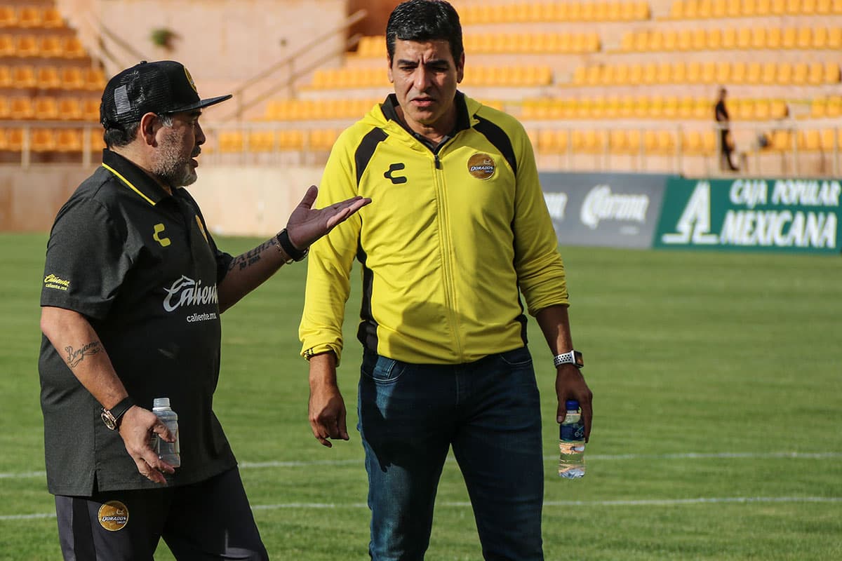 Maradona recorrió el campo del Estadio Tecnológico de Oaxaca con el presidente de Dorados, José Antonio Núñez.