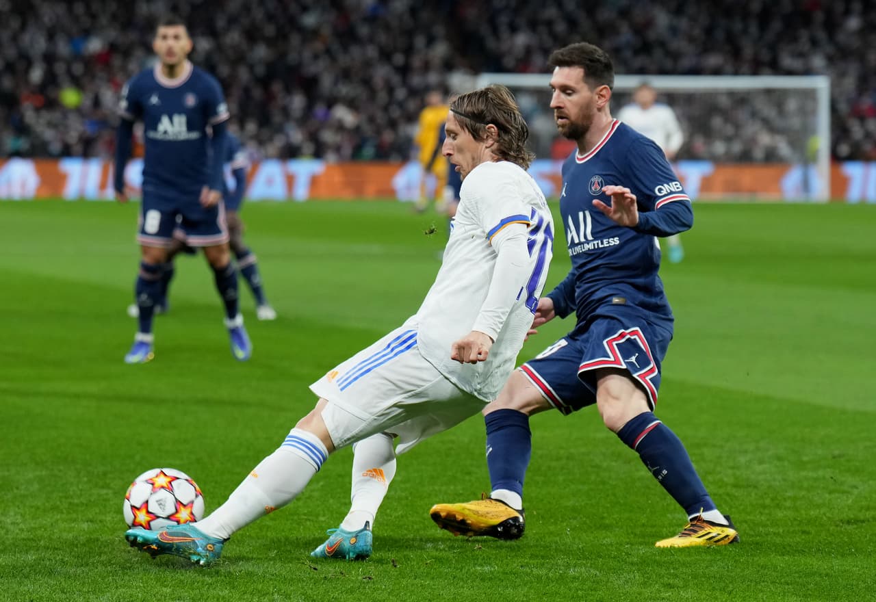 Épica remontada del Real Madrid para avanzar a los Cuartos de Final de la Champions League con hat-trick de Benzema sobre el PSG de Mbappé, Messi y Neymar que quedan eliminados de Europa.
