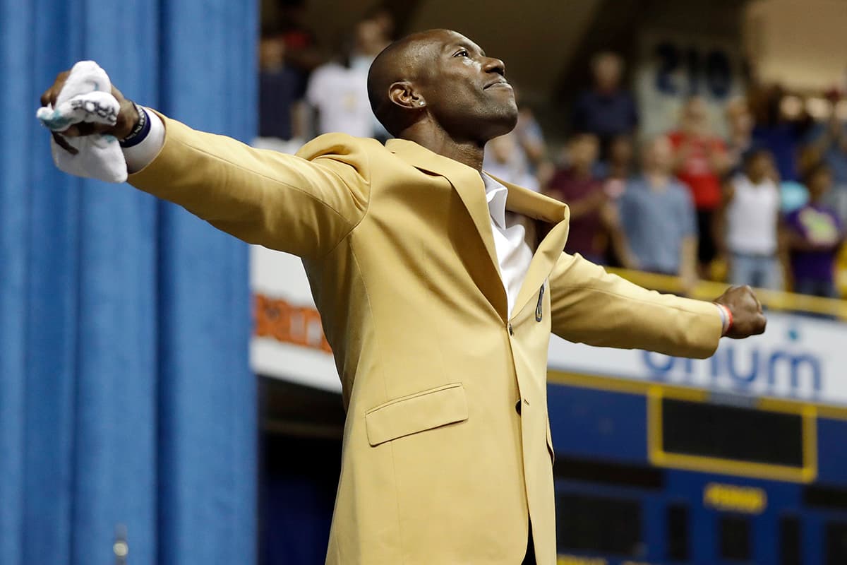 Terrell Owens tuvo una carrera brillante (1996-2012) aunque no ganó el Super Bowl. Es segundo en la historia por yardas recorridas con 15.934, y tercero en recepciones para touchdown con 153.