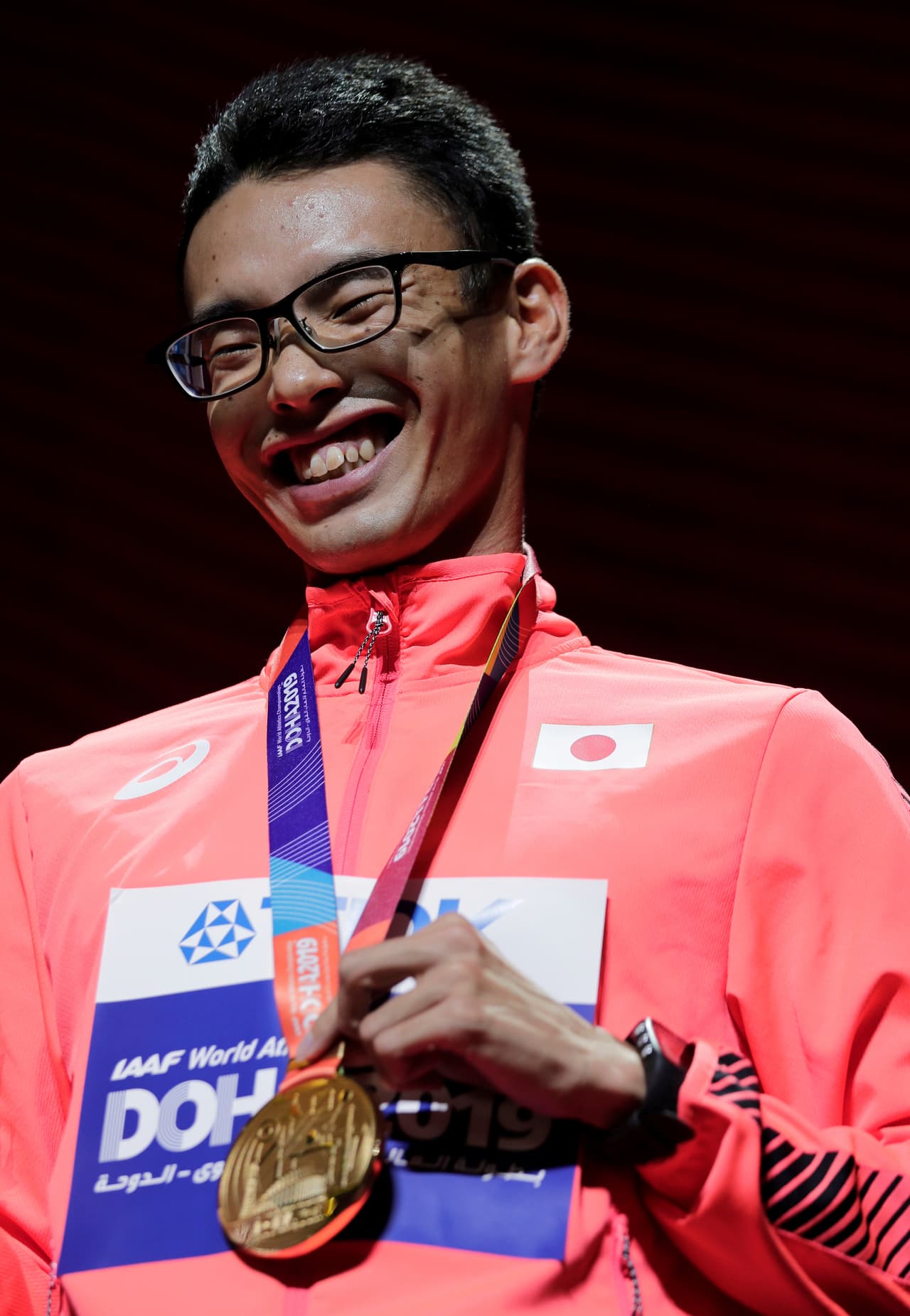 Los atletas comparten la emoción de sus logros en el mundial de atletismo en Doha.