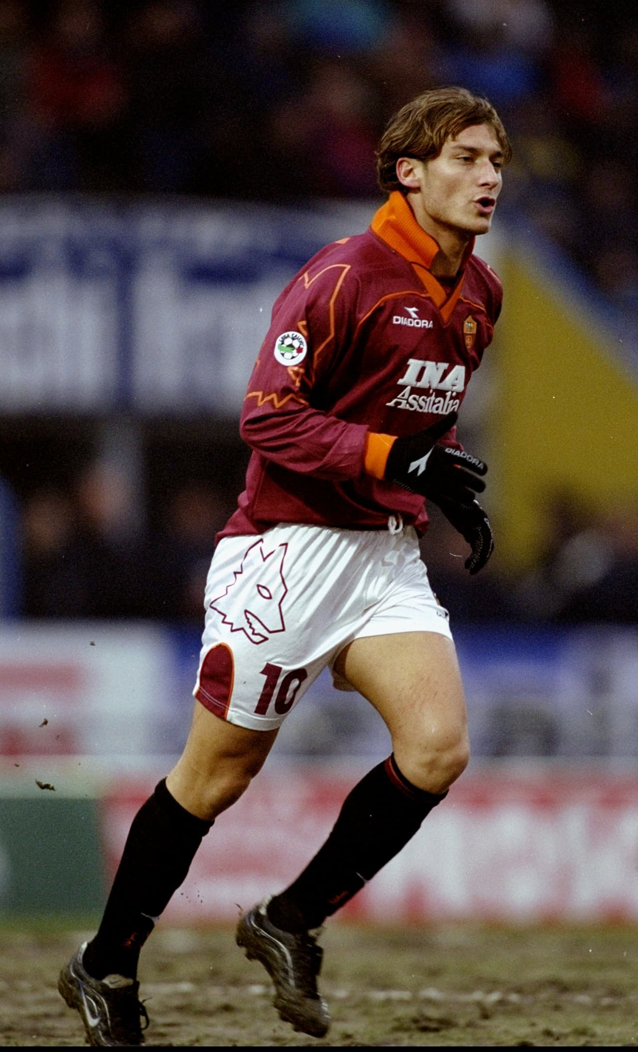 Francesco Totti saltó a la fama con la AS Roma con tan solo 16 años. El talento siempre estuvo presente pues llegó a levantar la Copa en la máxima justa futbolística en Alemania 2006.