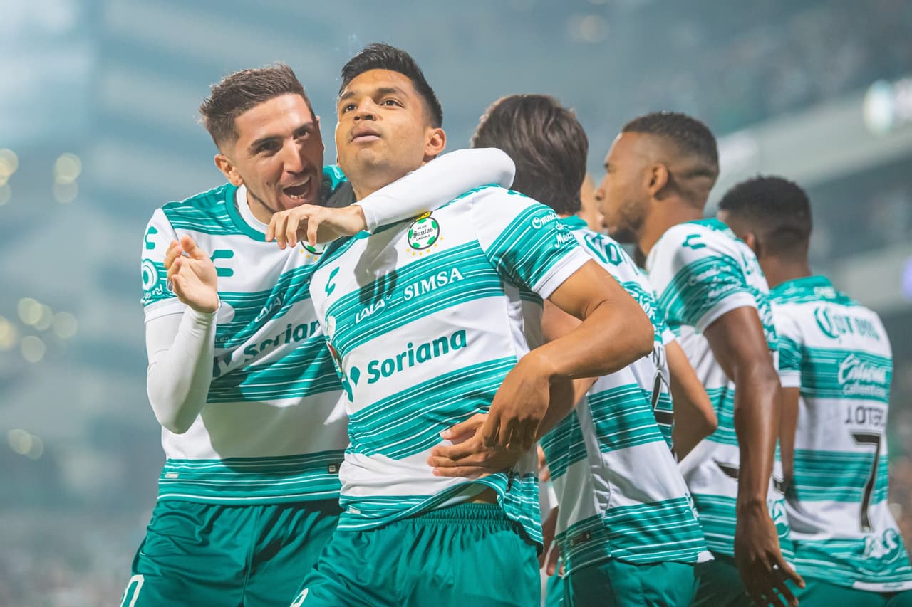 El doblete de Eduardo 'Mudo' Aguirre y el gol de Ayrton Preciado Santos vence 3-0 en la ida de semifianles al Puebla y toman una muy cómoda ventaja en la serie.