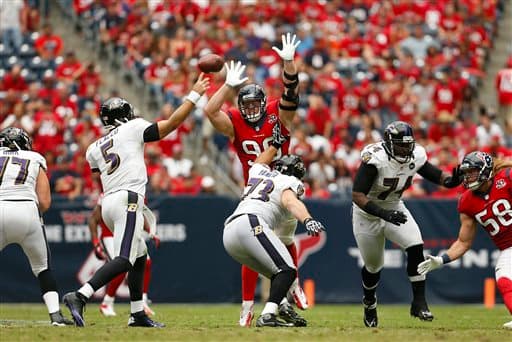 Disfruta algunas de las mejores tomas fuera y dentro de los emparrillados del ala defensiva de los Houston Texans.