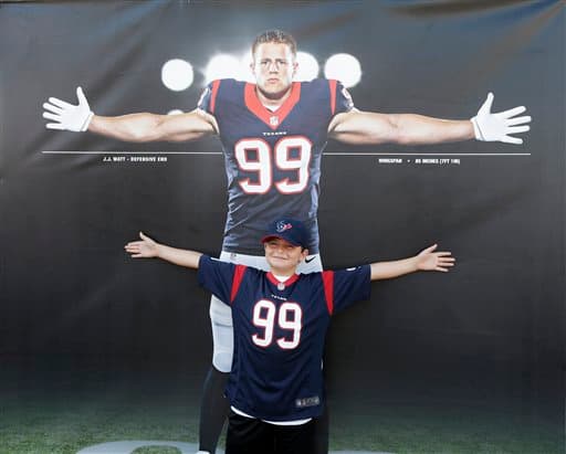 Disfruta algunas de las mejores tomas fuera y dentro de los emparrillados del ala defensiva de los Houston Texans.