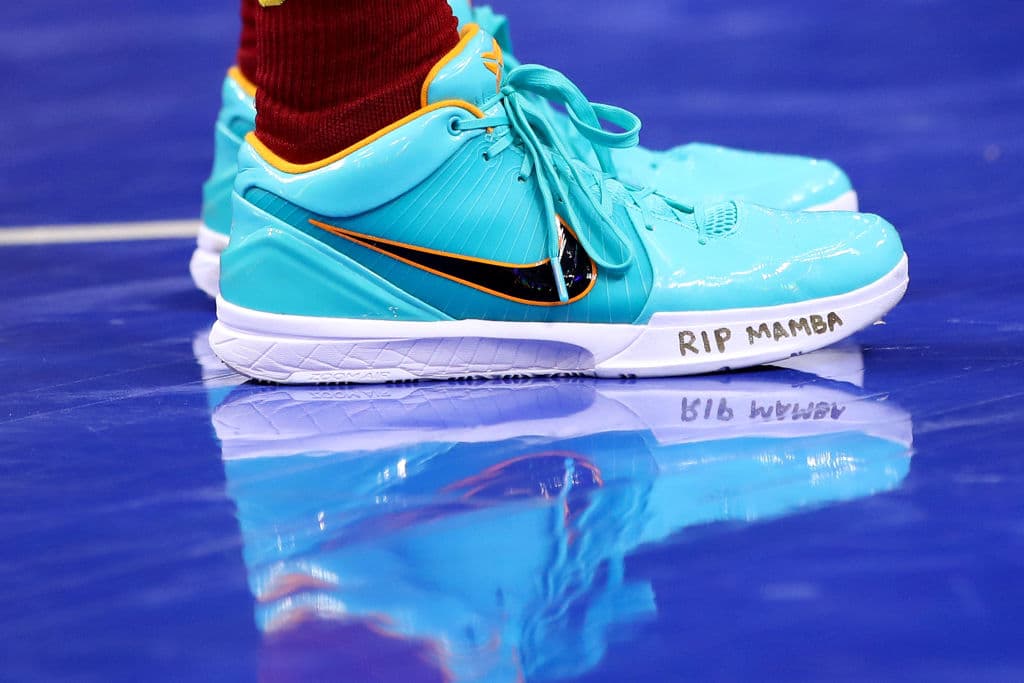 Dante Exum muestra la leyenda, en sus tenis, 'RIP Mamba'.