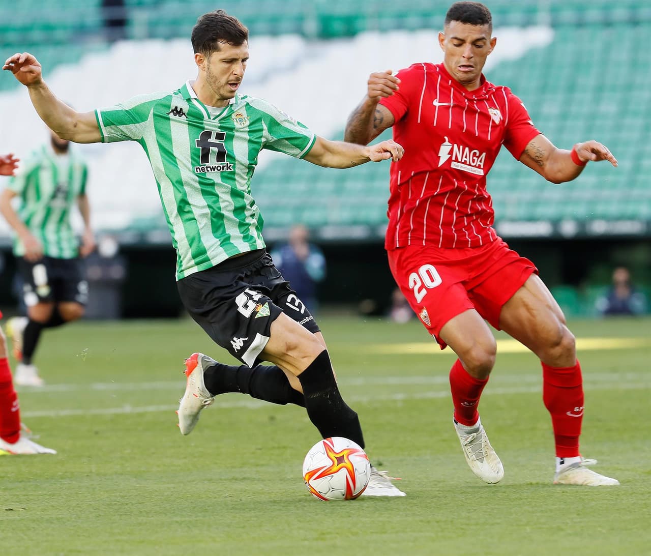 Tras la reanudación del partido este domingo, desde el minuto 39’, el Betis abrió el marcador con un gol de Sergio Canales en el minuto 73, y así los verdiblancos consiguieron su pase a la siguiente ronda. El mexicano Jesús ‘Tecatito’ Corona vio su debut al minuto 67’.