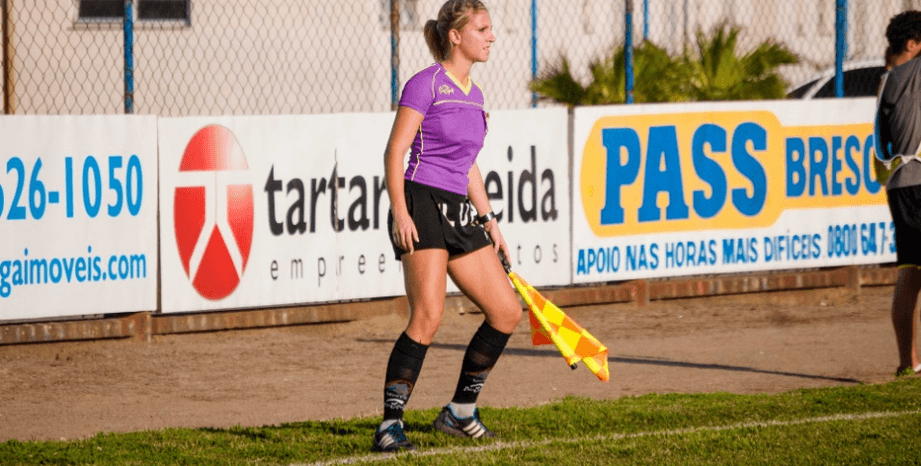 La silbante se lleva los reflectores y los suspiros en los estadios de fútbol del fútbol brasileño.