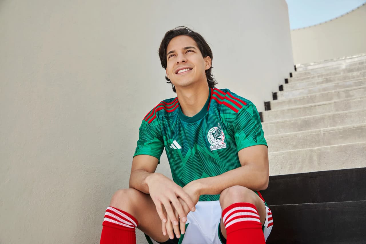 El jersey asemeja las plumas del quetzal y honra el pasado de México. Los vivos en rojo sobre los hombros y a lo largo de la costura en los costados añade carácter y la garra que caracteriza al Tri.