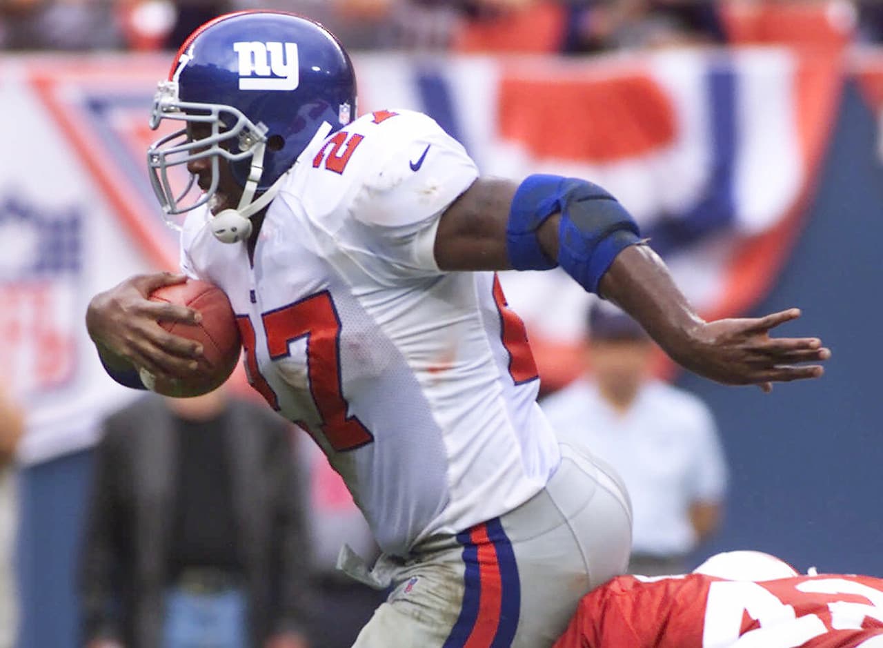 Ron Dayne (1999 con Wisconsin) - Dayne jugó en siete campañas en la NFL, incluyendo la del 2000 donde fue parte del equipo de los New York Giants que llegó al Super Bowl XXXV. Anotó 28 touchdowns en esos siete años, promediando 3.8 yardas por acarreo, pero jamás consiguió ser el 'caballito de batalla' que muchos pensaron que sería tras su carrera colegial en Madison.