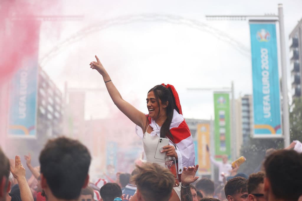 Aún no empieza el partido y se vive la locura fuera del estadio de Wembley. Aficionados ingleses e italianos disfrutan una atmósfera de emociones entre cantos, bebidas y disfraces, previo a la final de la Euro 2020 entre Italia e Inglaterra.