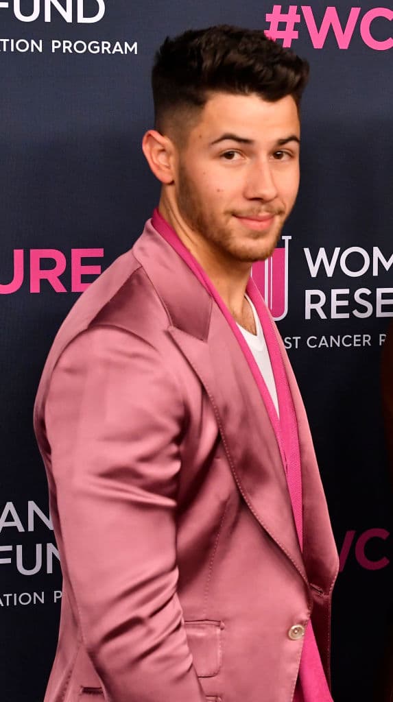 Mientras tanto, Nick Jonas resultó herido durante la filmación de un programa de televisión no identificado.