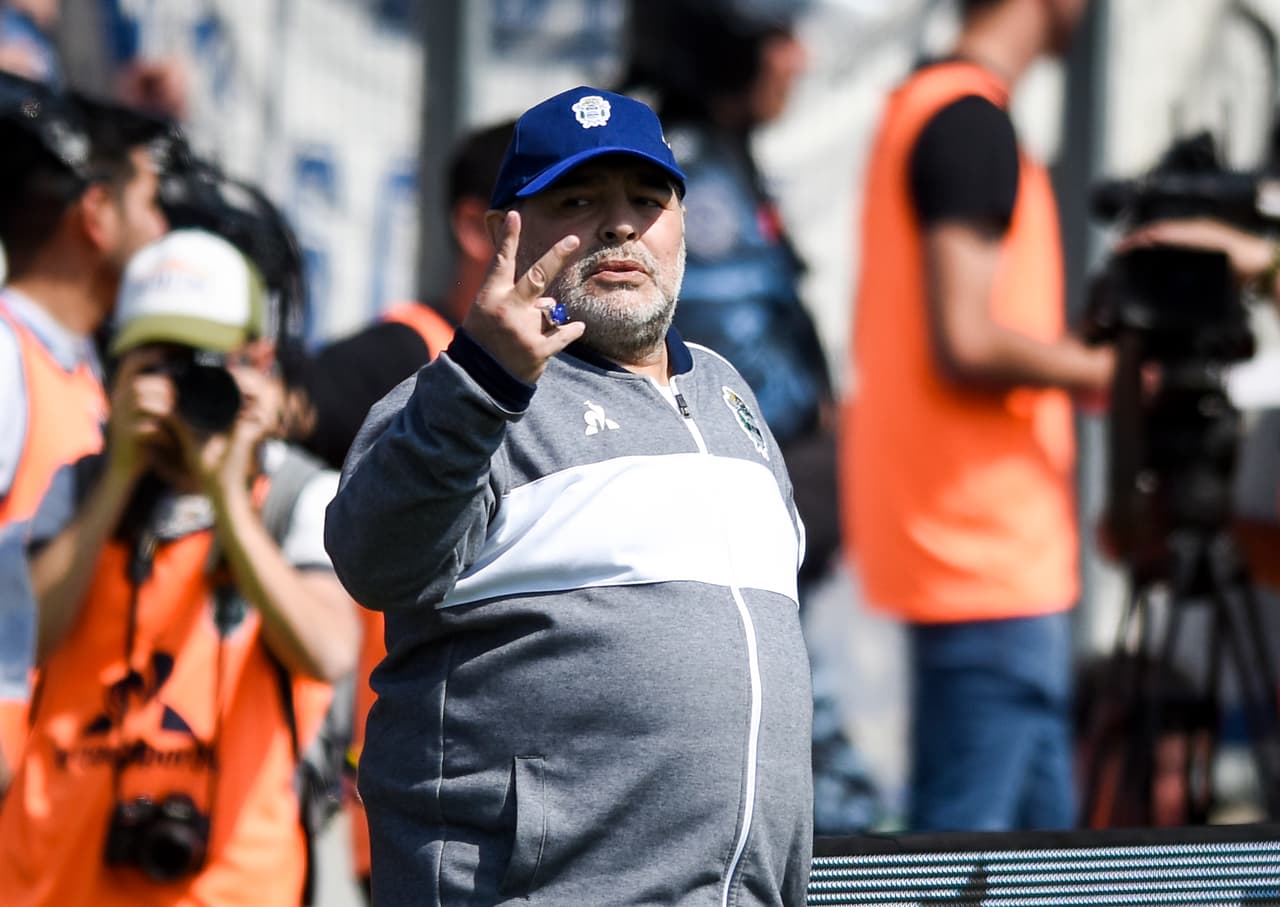 Maradona pide coordinación a los centrales.