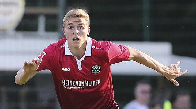 Timo Hübers, futbolista del Hannover.
