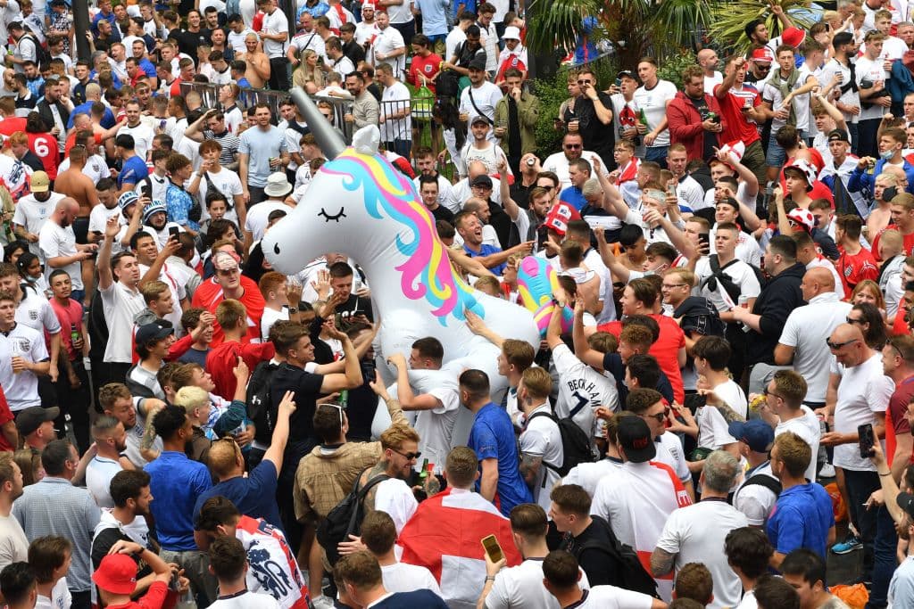 También se vieron imágenes de ingleses pisoteando banderas italianas.