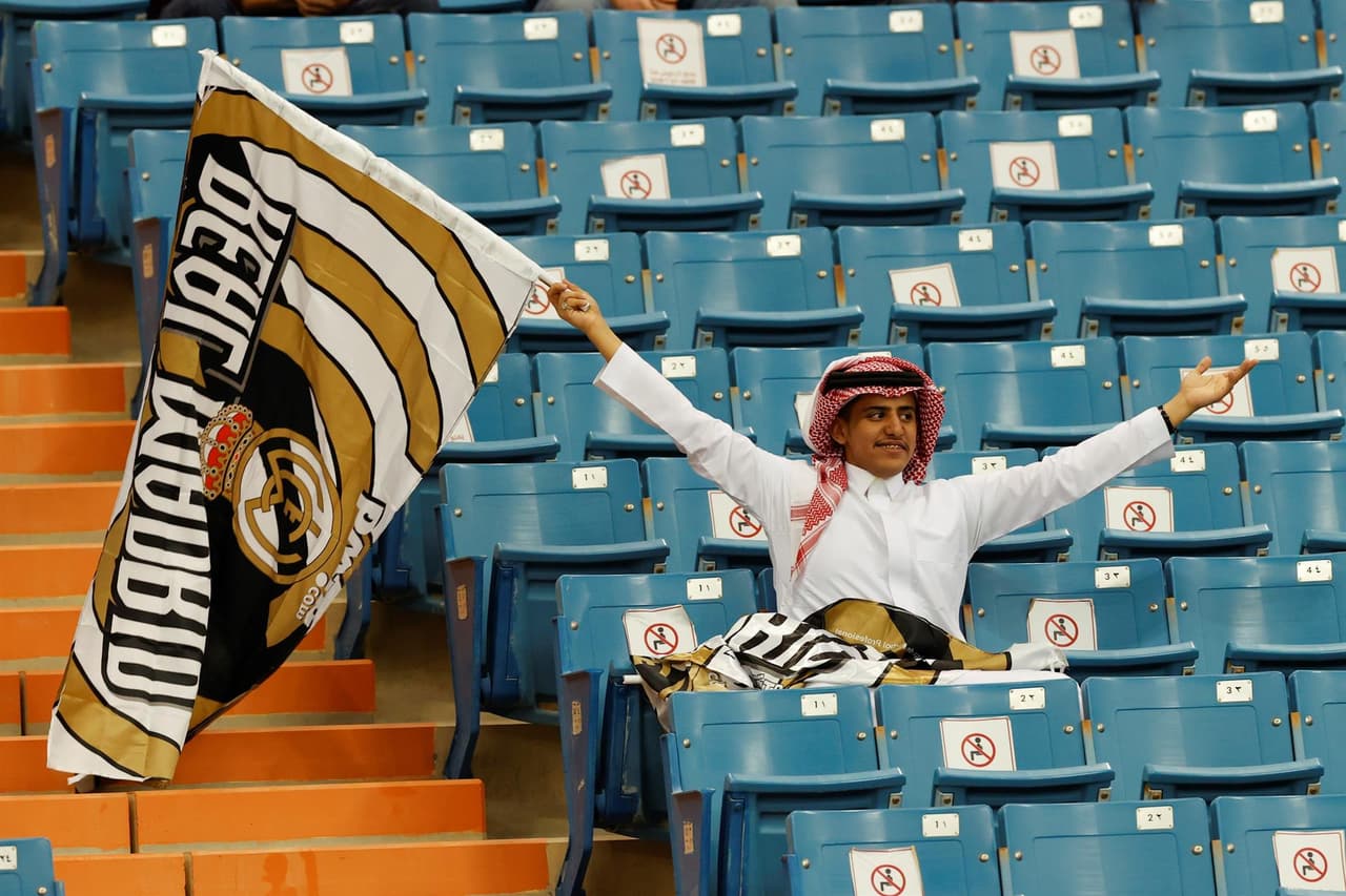 Real Madrid se lleva el clásico en la semifinal de la Supercopa de España en tiempo extra con marcador de 3-2, afianzando su pase a la final. Luuk de Jong y Ansu Fati anotaron a favor de los culés, pero Vinicius Jr, Karim Benzema y Federico Valverde le dieron el triunfo a los de Ancelotti.