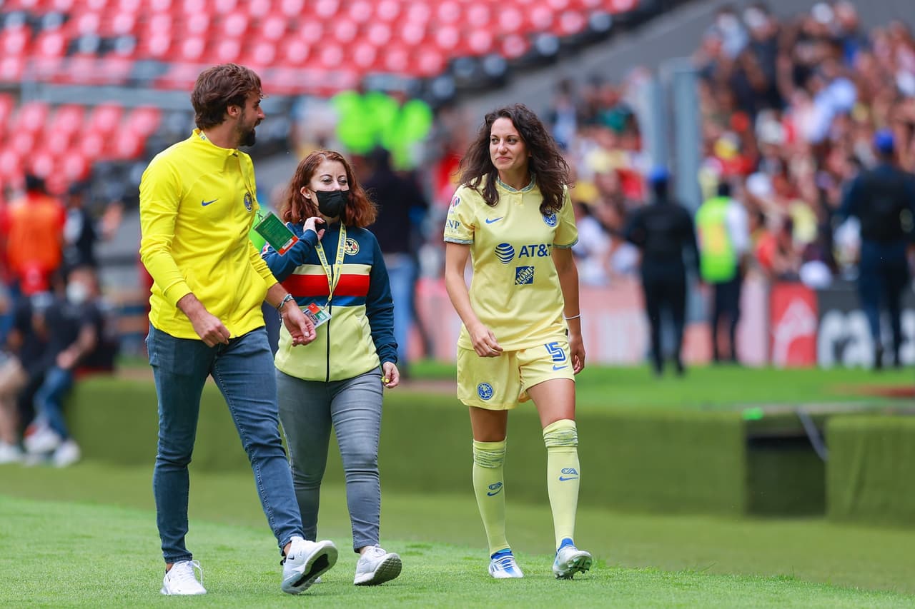 América aprovechó el partido amistoso para presentar ante su afición al nuevo refuerzo proveniente del Real Madrid, Aurélie Kaci.