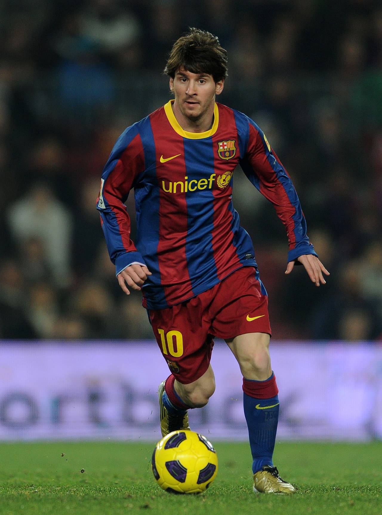BARCELONA, SPAIN - DECEMBER 21: Lionel Messi of Barcelona runs with the ball during the round of last 16 Copa del Rey match between FC Barcelona and Athletic Bilbao at the Camp Nou stadium on December 21, 2010 in Barcelona, Spain. (Photo by Jasper Juinen/Getty Images)