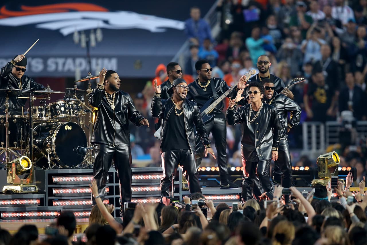 Mars prendió aún más el escenario con su éxito "Uptown Funk".