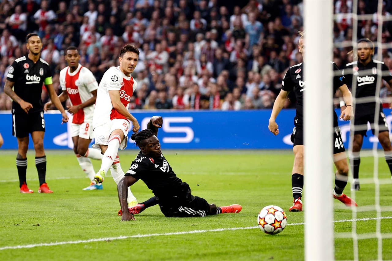 Ajax se impone 2-0 ante el Besiktas en Amsterdam, durante la fase de Grupos de la UEFA Champions League. Las anotaciones corrieron a cargo de Steven Berguis (17') y Sébastien Haller (43'). Edson Álvarez disputó los 90 minutos del encuentro.