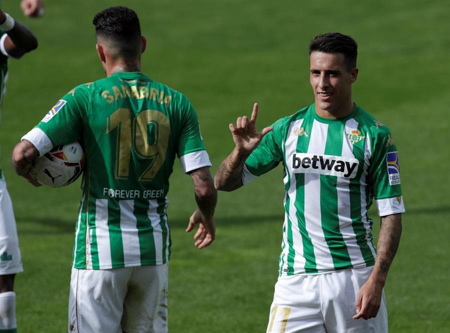 Real Betis se queda con la victoria ante el Elche. Antonio Sanabria abrió el marcador al minuto siete, seguido de su compañero Cristian Tello, quien hace doblete para poner 3-0 a su equipo. Es hasta el minuto 60 que José Antonio Ferrández pone el único tanto para el Elche en la octava jornada de LaLiga.