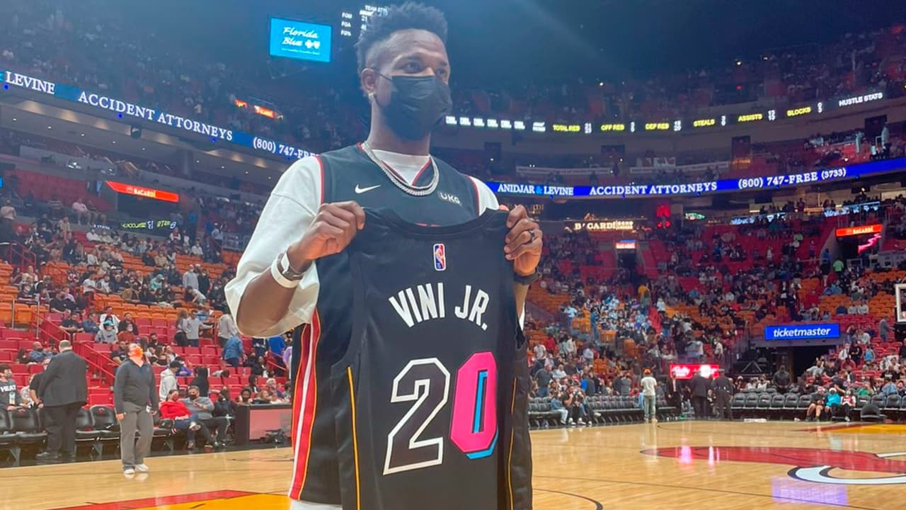 Vinicius Jr presencia remontada de Miami Heat ante Detroit Pistons en NBA